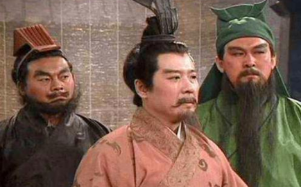 在刘备阵营中，为何关羽的封号与他们的封爵相差悬殊？
