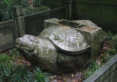 赑屃：古代神话传说“龙九子”之一，外形似龟，善驮重物