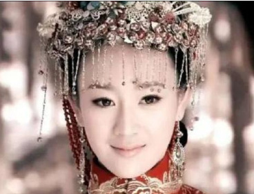 董鄂妃：清朝首位皇贵妃，为何她死后会被一贬再贬？