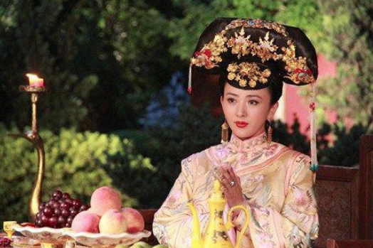 她是清朝唯一改嫁的皇后，最后却怀着孩子被赶出宫外