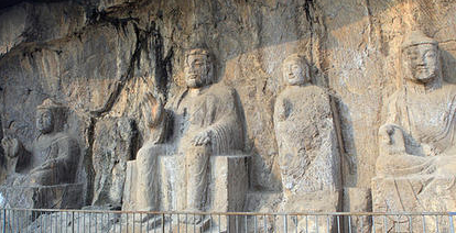 龙门石窟摩崖三佛龛建造于什么时期？