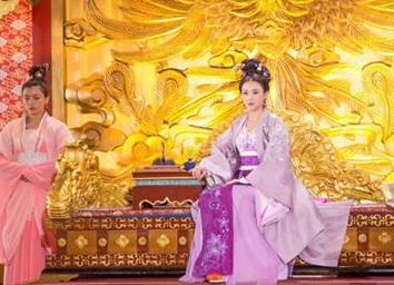 刘娥，宋朝第一个临朝称制的皇后，身穿龙袍却不称帝