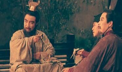在东汉末年这个乱世，曹操为什么邀请刘备青梅煮酒论英雄？