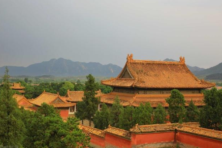 清朝的皇陵为什么分为两处？