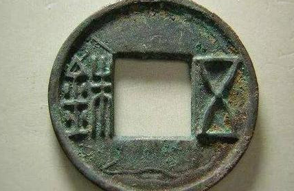鉴于币制混乱，汉武帝在统治期间进行了几次币制改革？