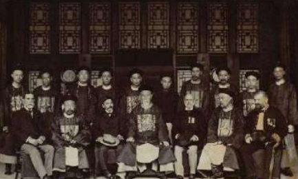 清朝哪位皇帝改变了内阁，使其成为名副其实的政府机构？