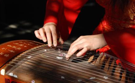 魏晋以来，古代的乐器箜篌与古筝在技术上有哪些区别？