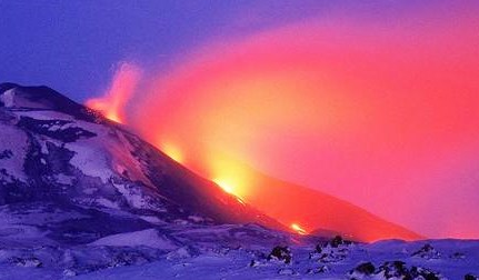 海克拉火山为冰岛西南部活火山，有记录以来共爆发了几次？