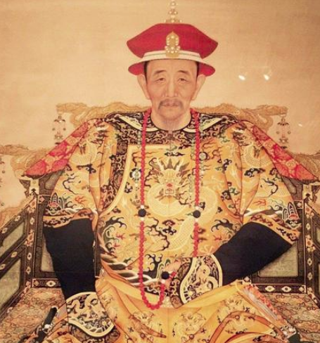 佟佳氏管理后宫八年，当了一天皇后就去世了？