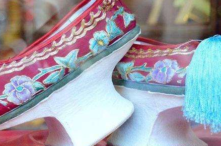 清朝妃子的鞋是什么样的？