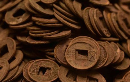 古代的皇帝是怎么处理前朝货币的？