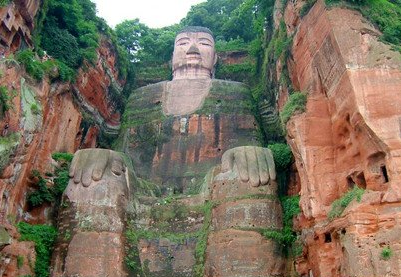中国最大的石刻佛像在哪里？