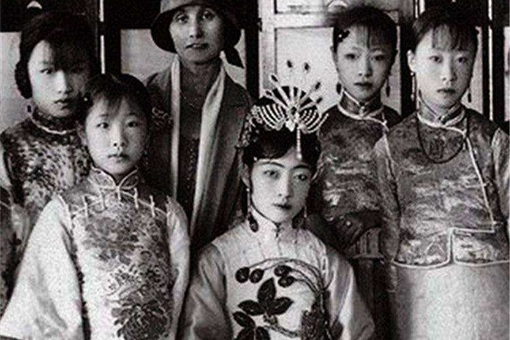 清朝时期皇帝的妃子和亲王的正妻谁的地位高