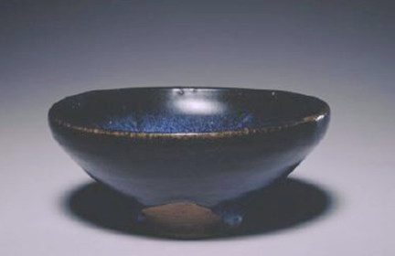 龙泉窑瓷器：宋代著名的瓷窑之一，烧造历史达七八百年之久