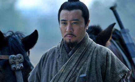 刘备若能够一统天下，他对待功臣的做法会更加倾向于谁？