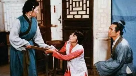 红楼梦中，王熙凤为什么愿意伸出援手帮助司棋的母亲？